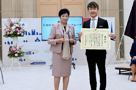 写真：モデル企業代表者と都知事