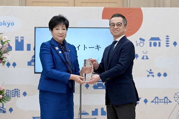 写真：モデル企業代表者と都知事