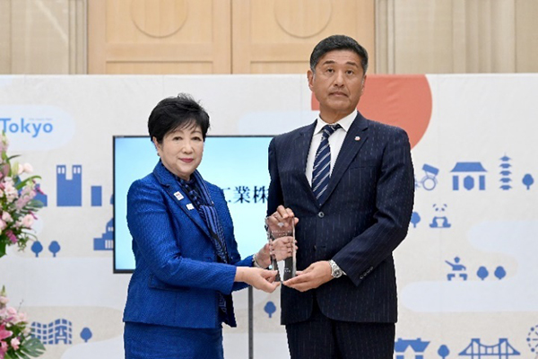 写真：モデル企業代表者と都知事