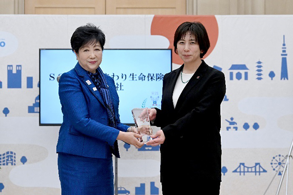 写真：モデル企業代表者と都知事