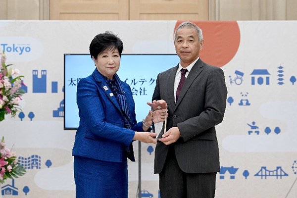 写真：モデル企業代表者と都知事