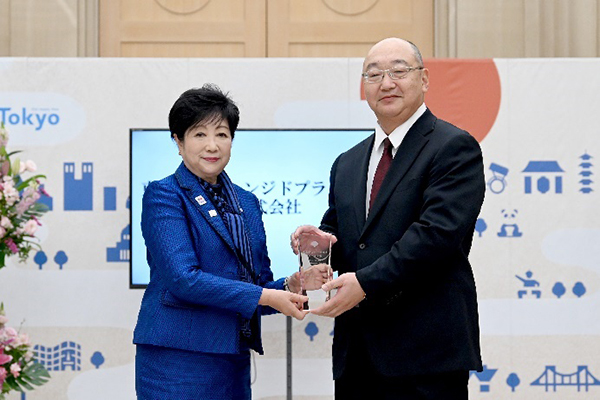 写真：モデル企業代表者と都知事