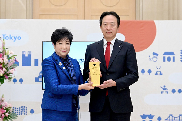 写真：モデル企業代表者と都知事
