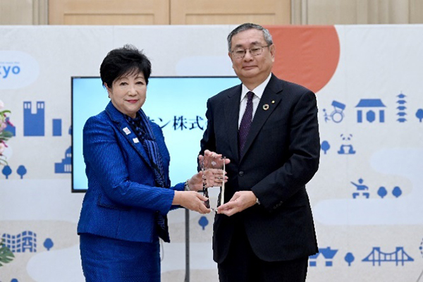 写真：モデル企業代表者と都知事