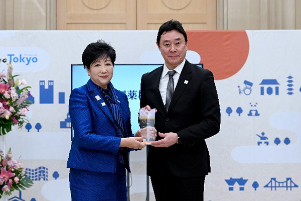 写真：モデル企業代表者と都知事