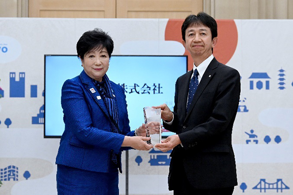 写真：モデル企業代表者と都知事