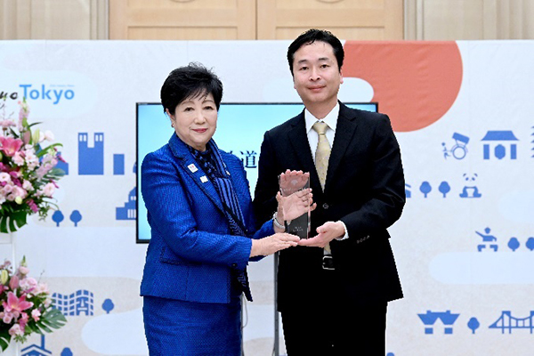 写真：モデル企業代表者と都知事