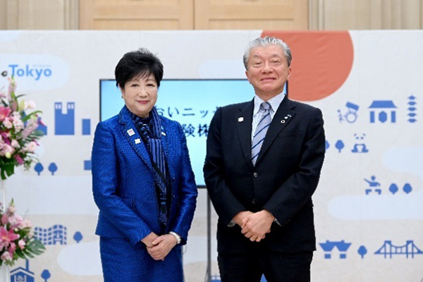 写真：モデル企業代表者と都知事