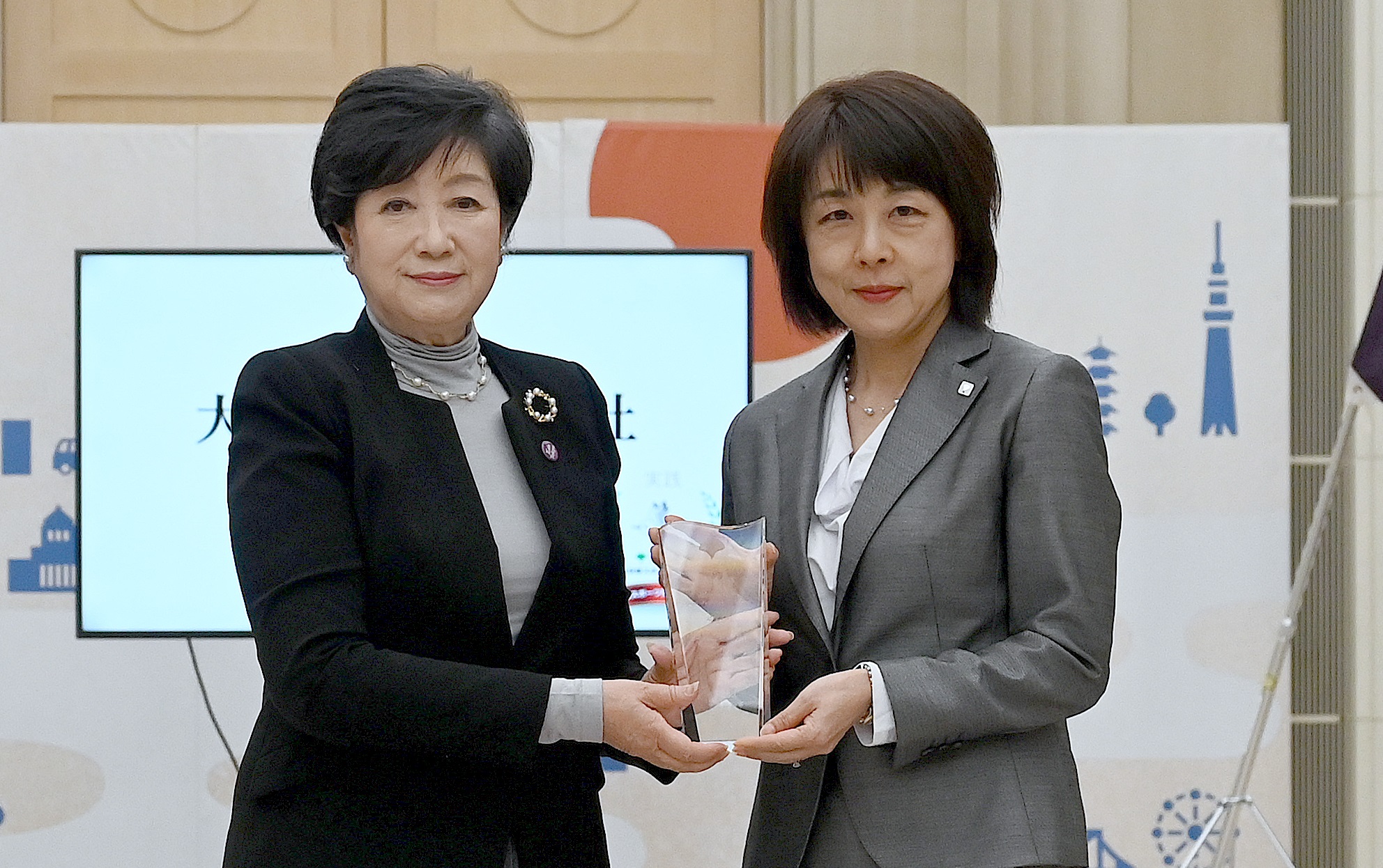 写真：モデル企業代表者と都知事