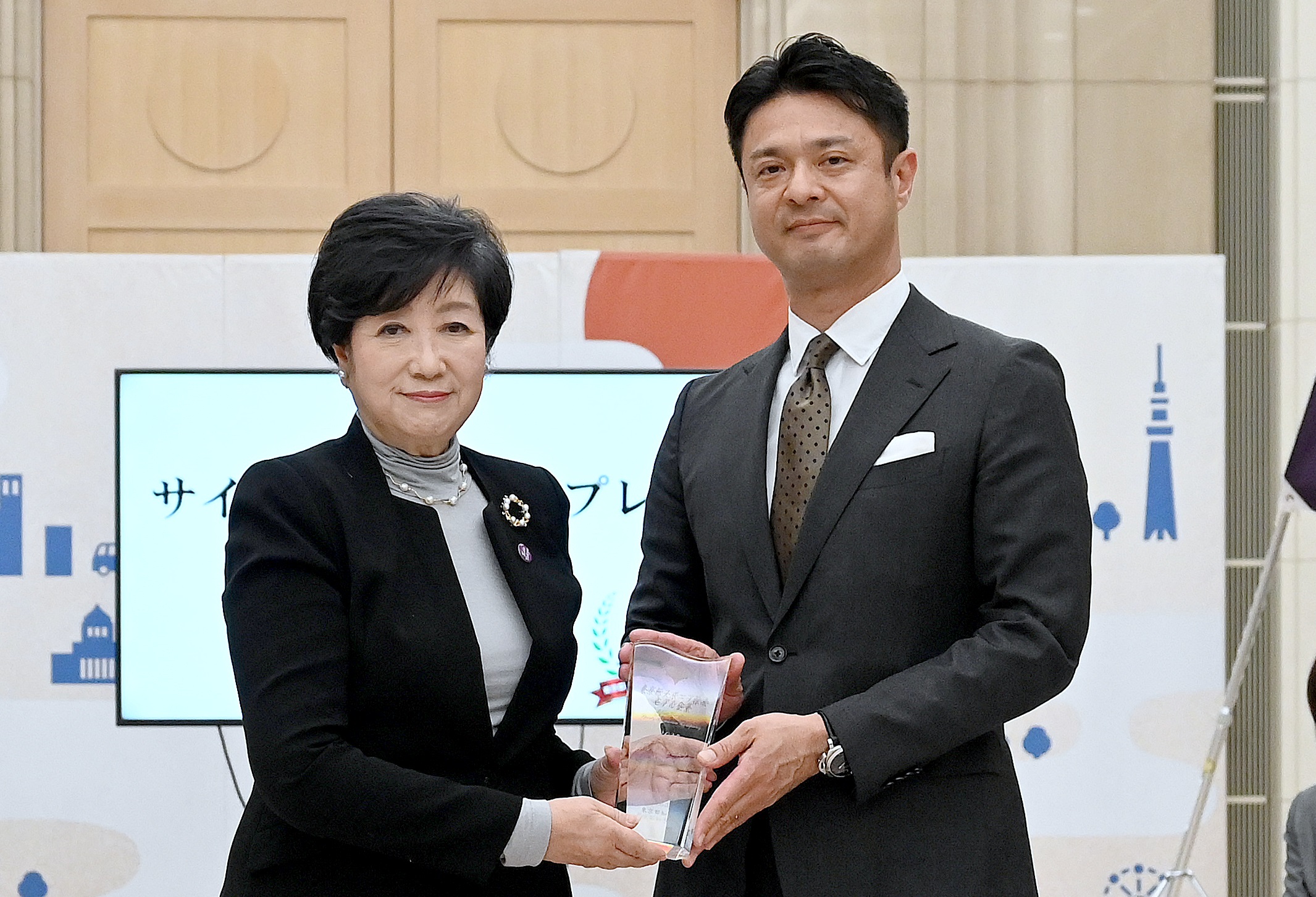 写真：モデル企業代表者と都知事