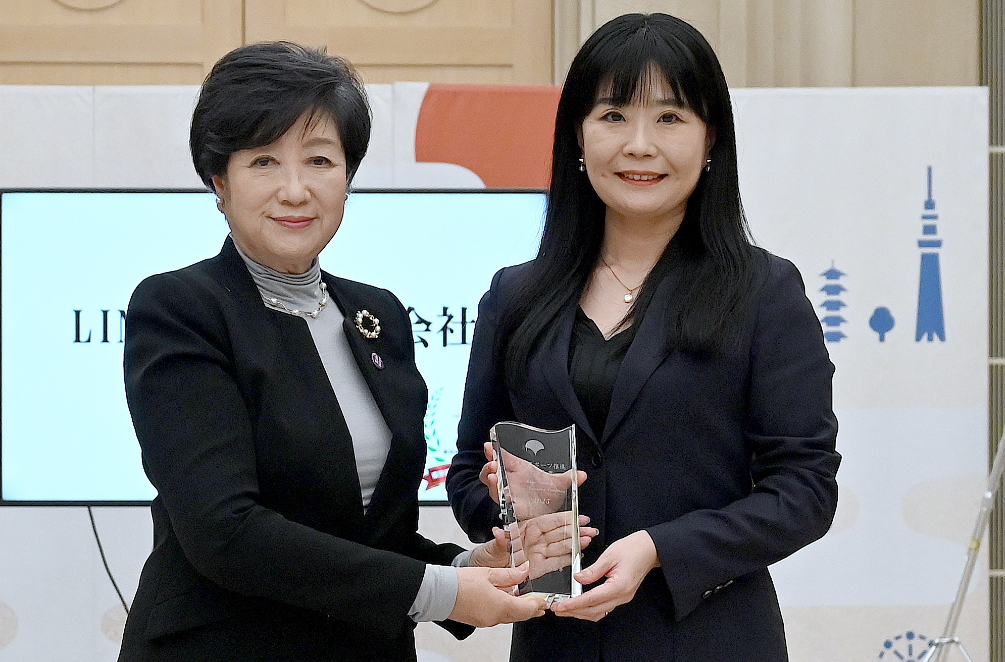 写真：モデル企業代表者と都知事