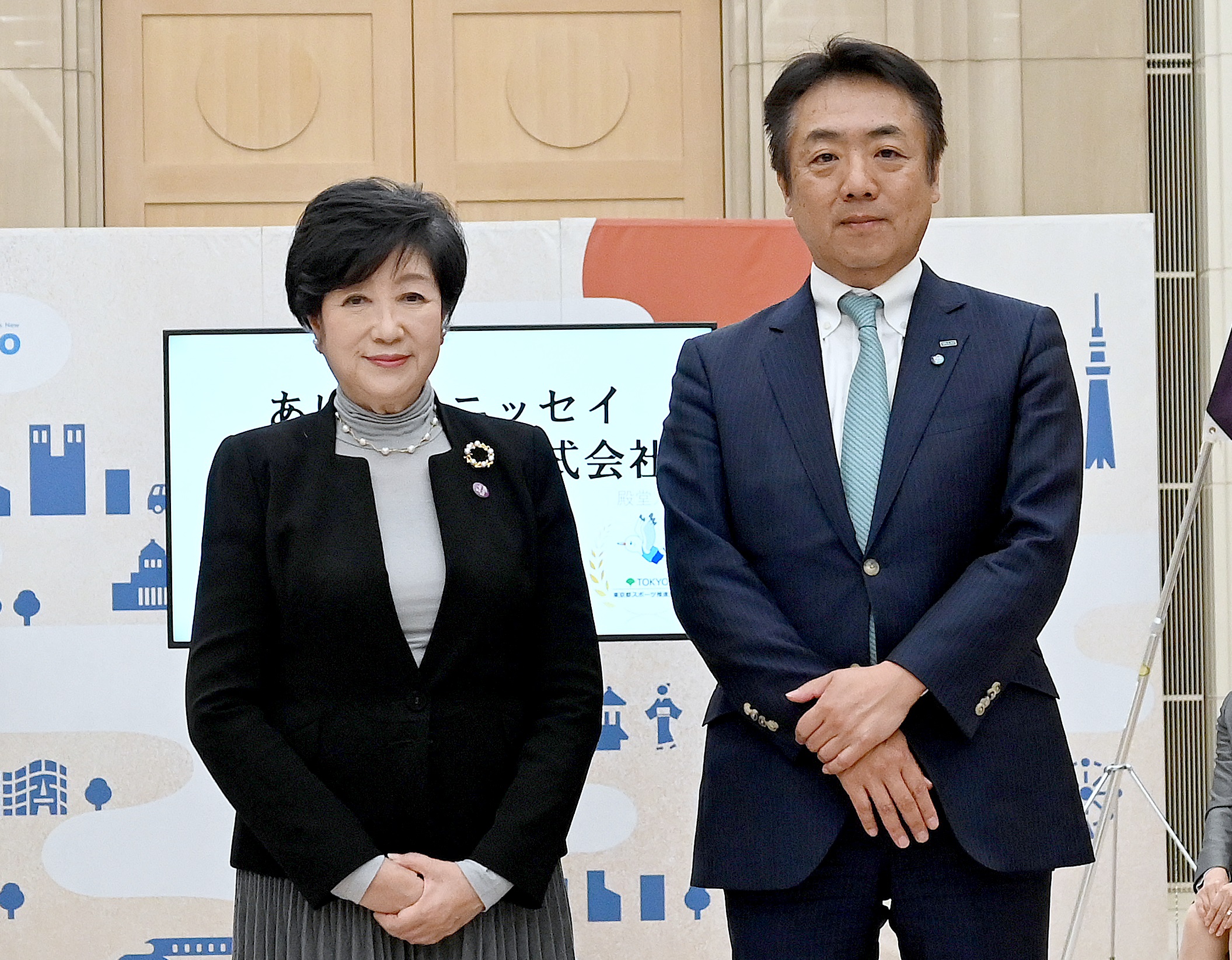 写真：モデル企業代表者と都知事