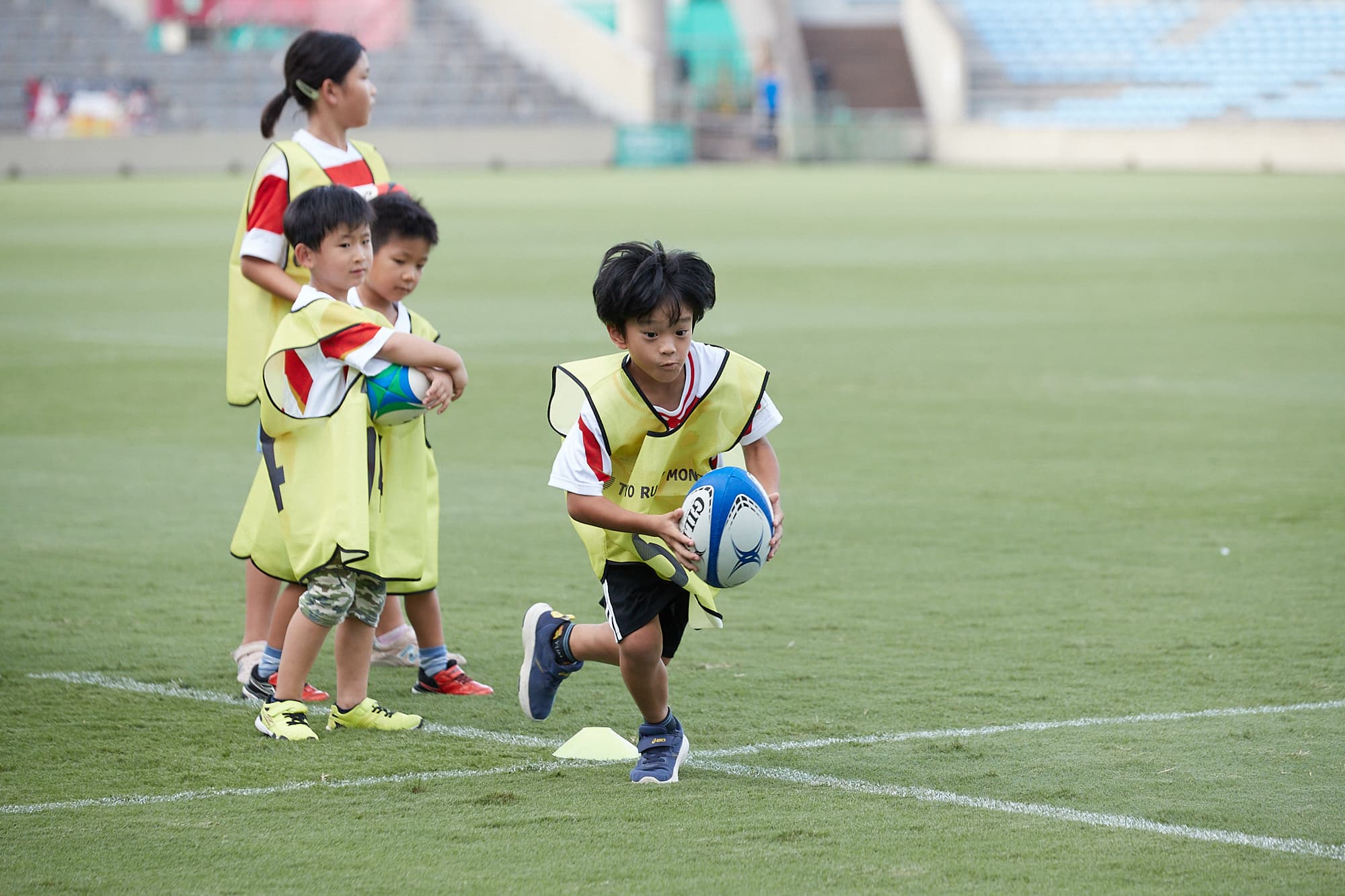 ラグビーをする子どもたち