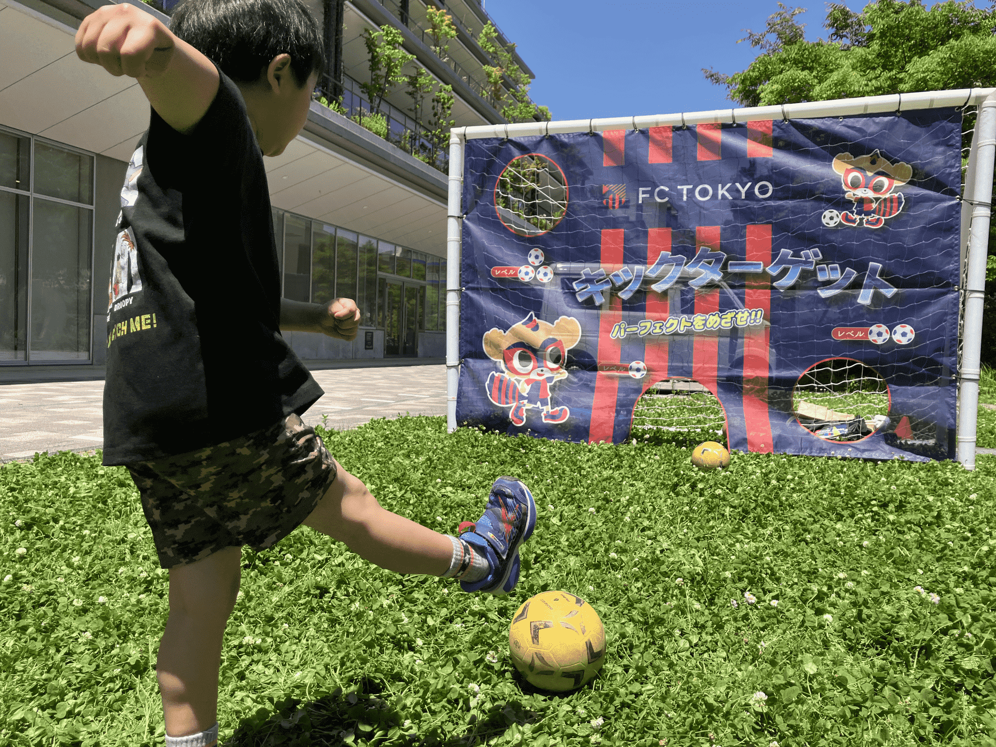 サッカーをする子どもたち