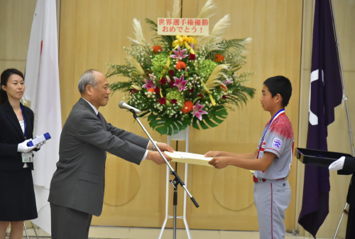 知事と冨田選手の写真
