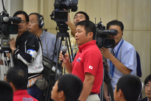 日高監督の写真