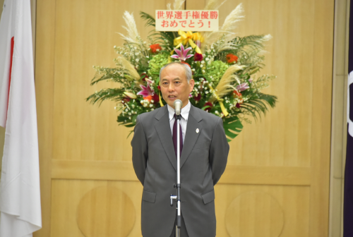 スピーチをする知事の様子