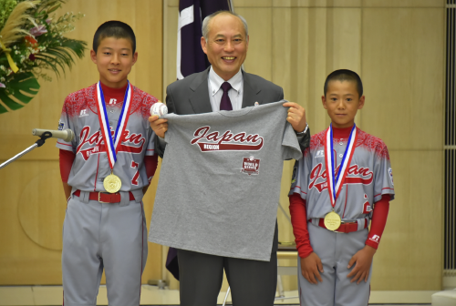 知事と代表選手の写真