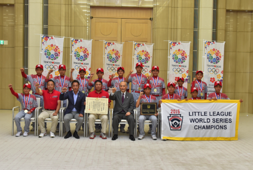 知事と代表選手の写真