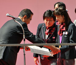 知事から賞状を受け取る秋山選手（右）