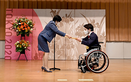 画像：表彰を受ける鈴木孝幸選手（水泳）