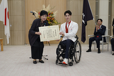 画像：表彰を受ける梶原大暉選手（バドミントン）