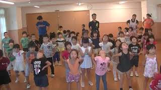 保育園の子どもたちのラジオ体操