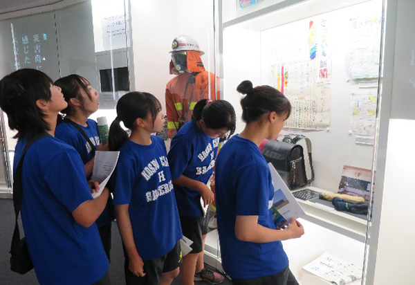 伝承館見学の様子