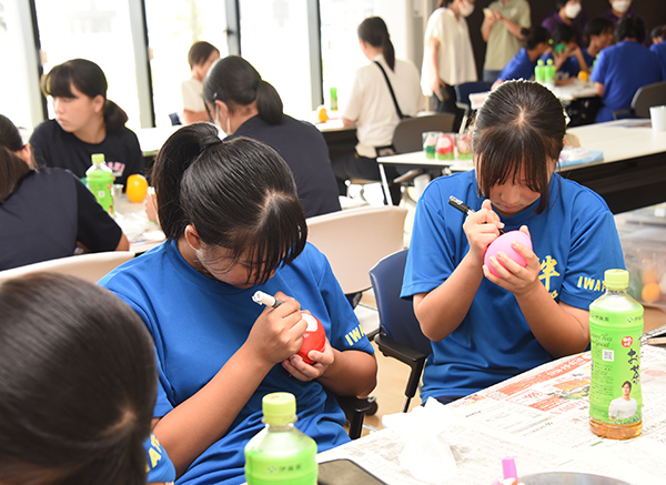 絵付け体験の様子