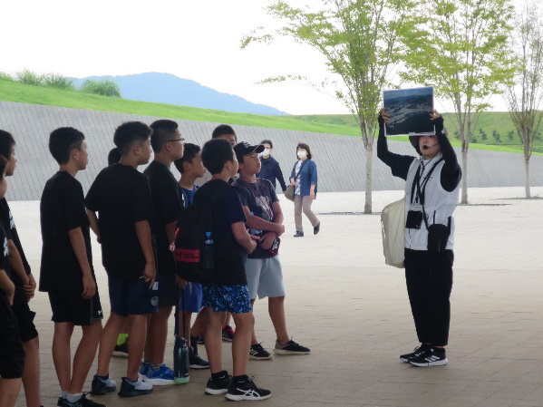 パークガイドの話を聞く選手たち