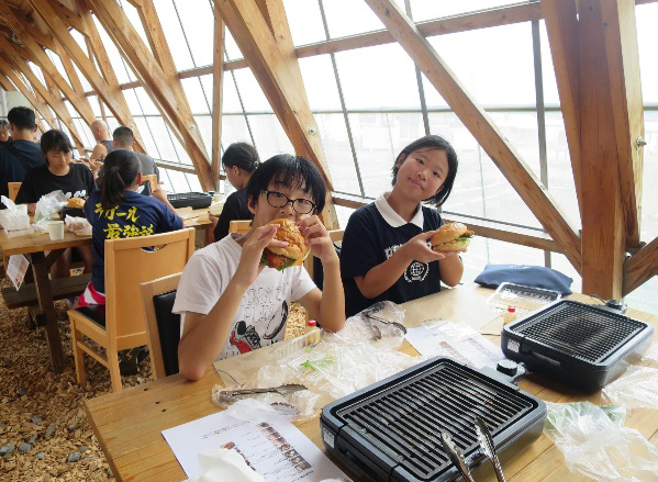 ハンバーガー作りの様子