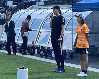 山根恵里奈さん(左)・永里亜紗乃さん(右)