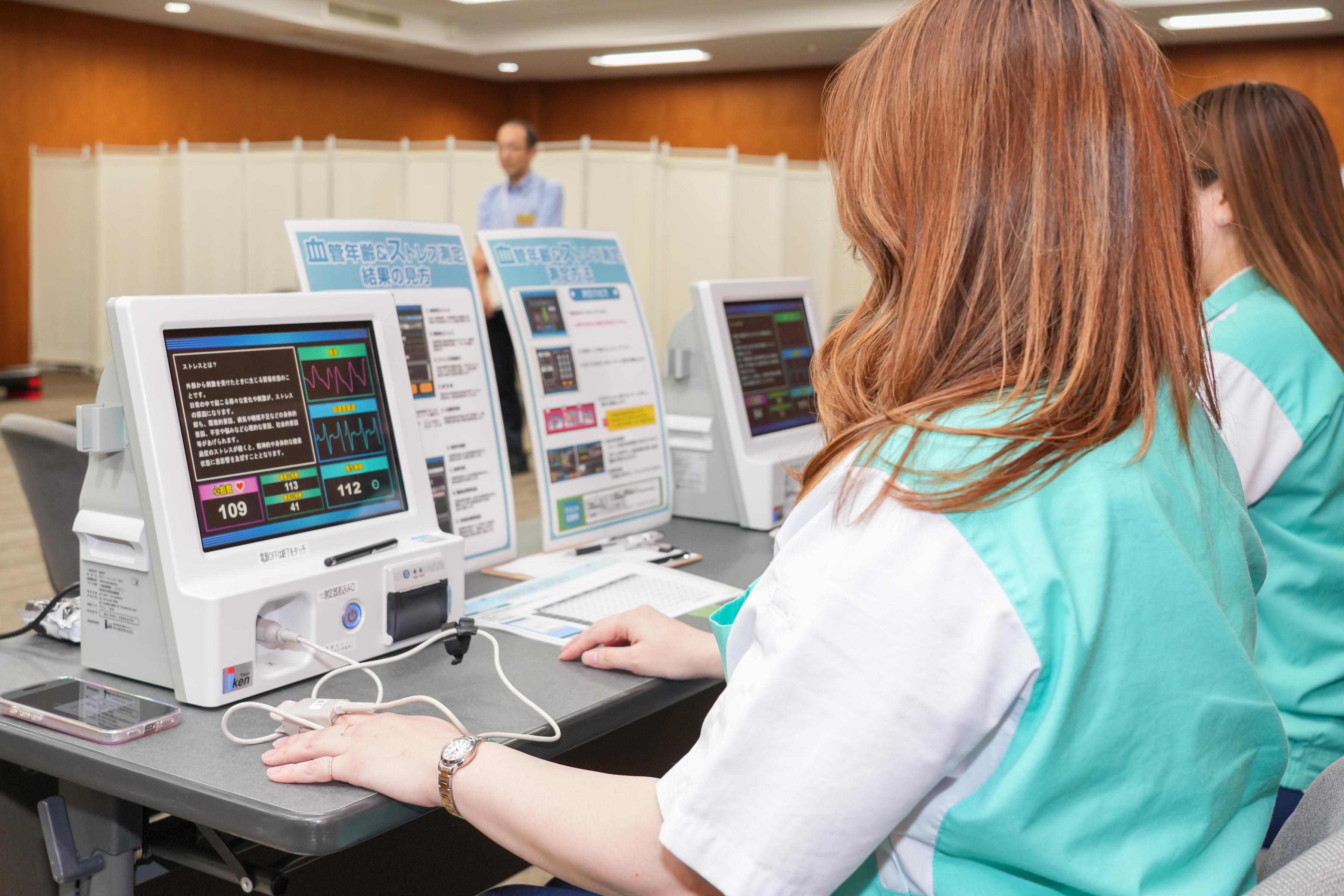 血管年齢測定の様子