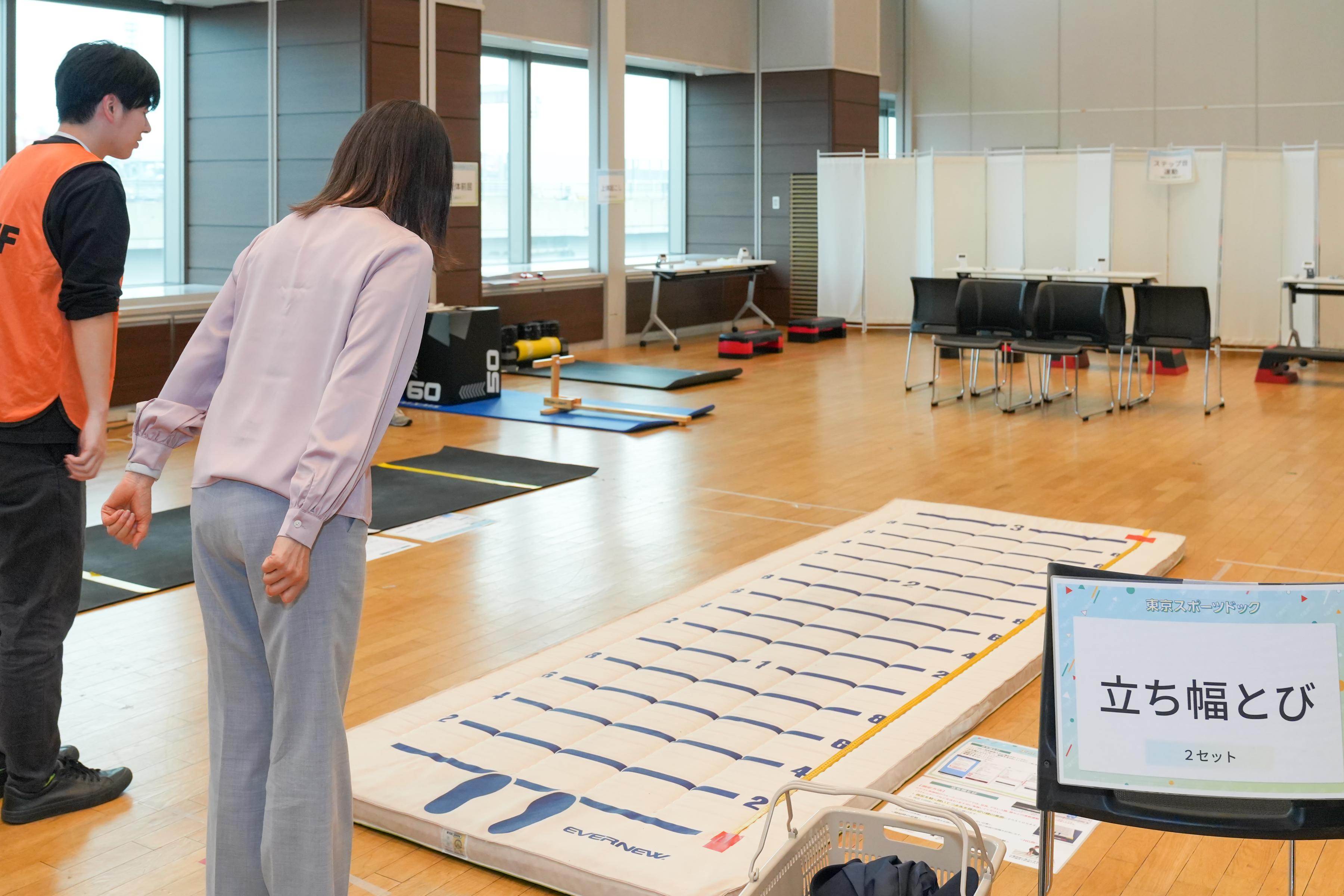 立ち幅とびの様子