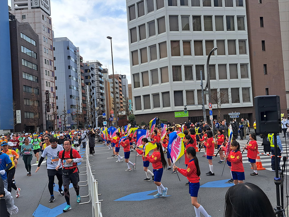 浅草雷門南の様子です。