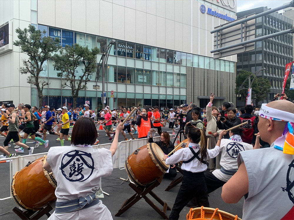 上野広小路の様子です。