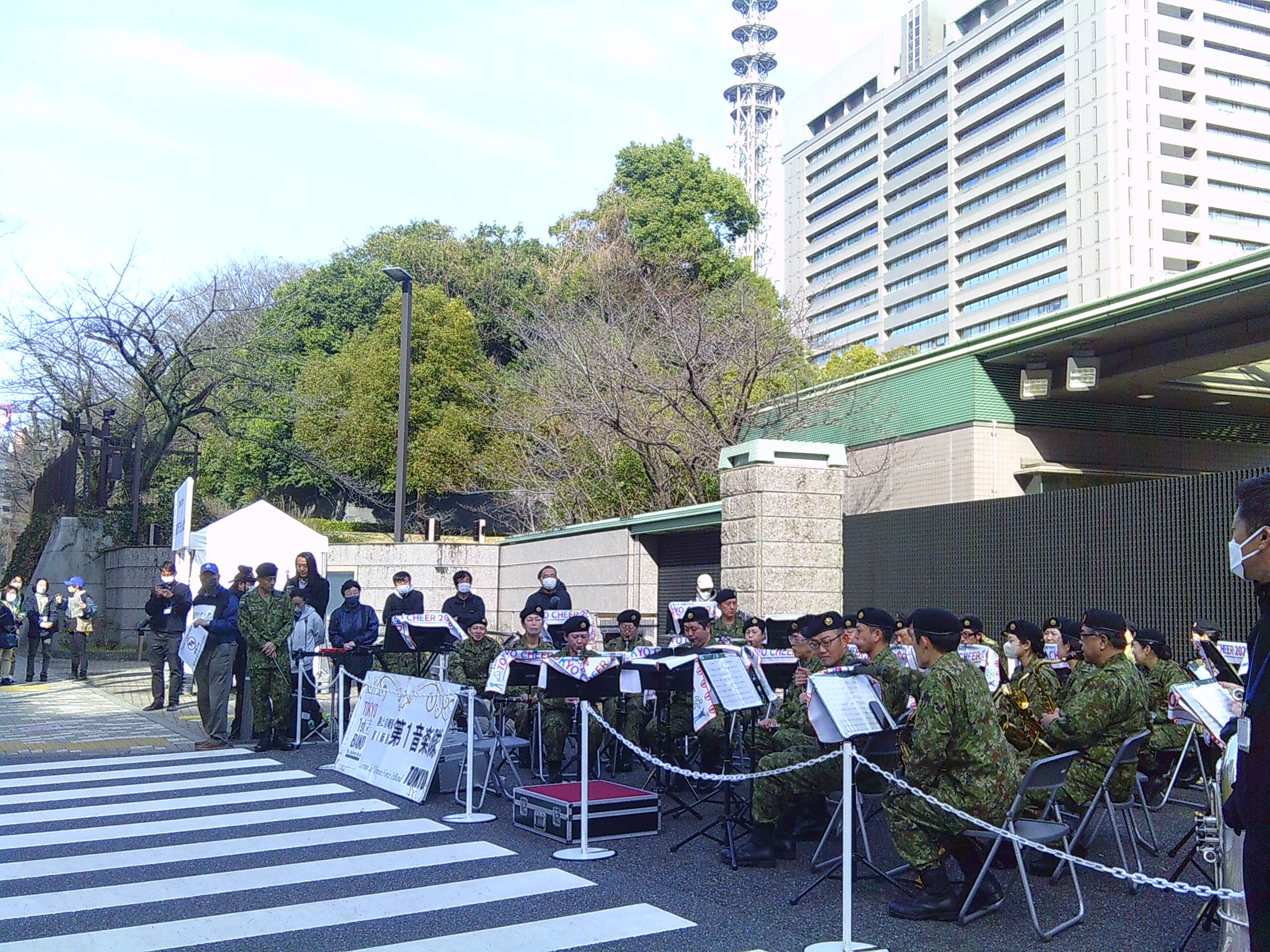 防衛省前の様子です。