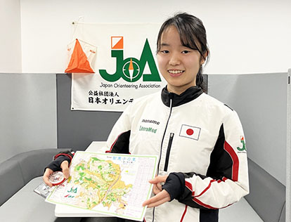 地図とコンパスを見せる山本瑛里選手
