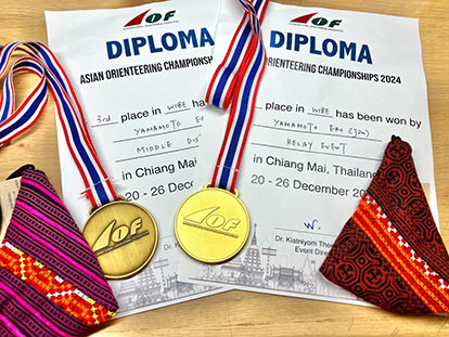 山本選手がアジアジュニアユース選手権(2024年12月@タイ)で獲得した賞状とメダル