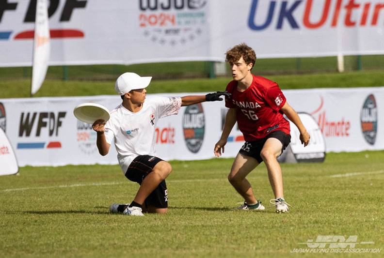 カナダの選手と対面する江崎選手