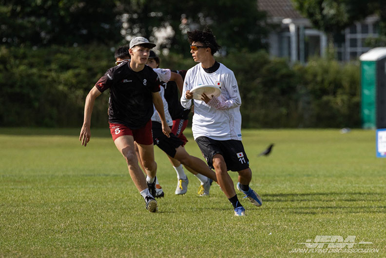 スイスの選手と対峙する荒波選手
