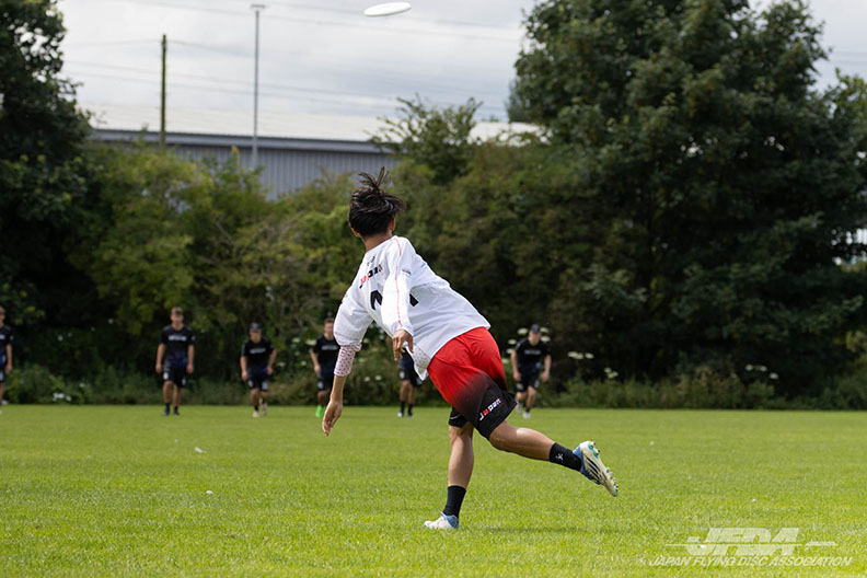 スローオフを投げる荒波選手