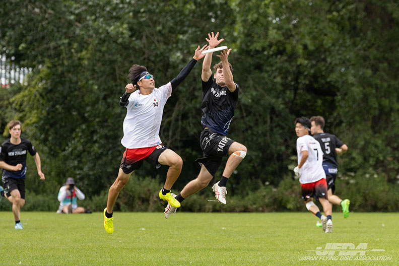 ニュージーランド選手のパスをブロックする有働選手