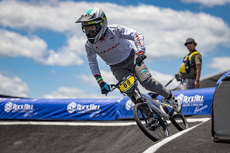 コーナーを攻める橋本選手