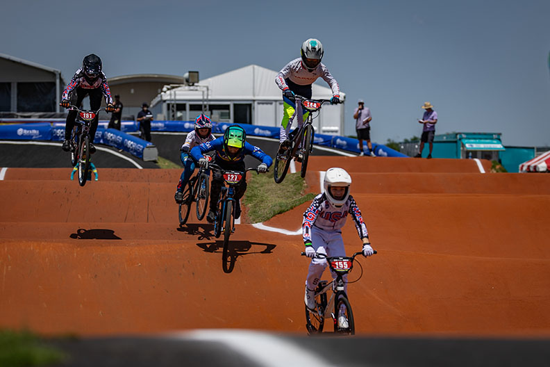 ジャンプする橋本選手