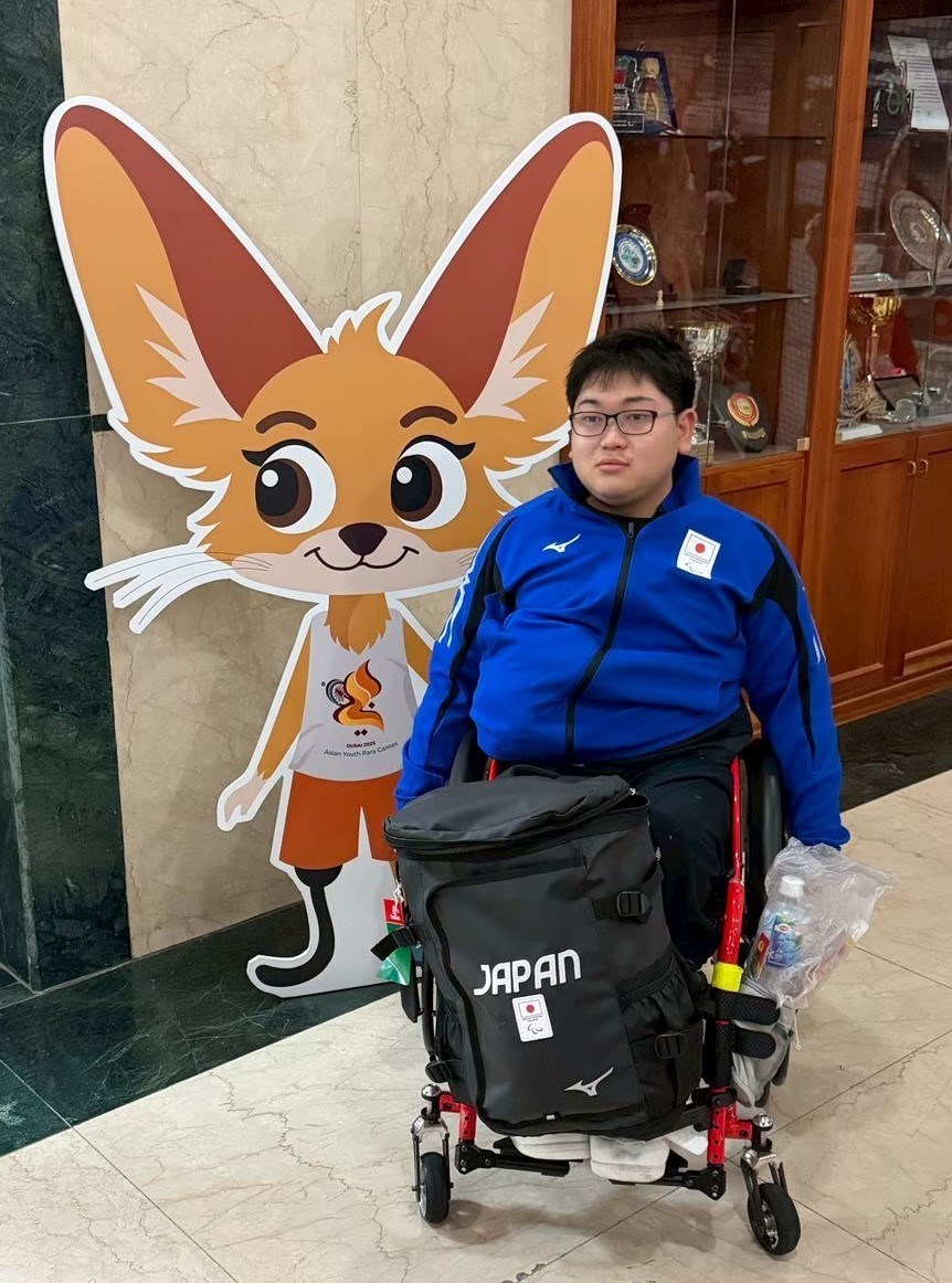 アジアユースパラ競技大会のマスコットと小針選手