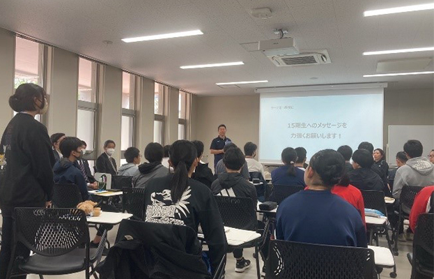 修了生に質問している様子