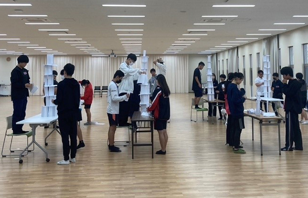 ペーパータワーを作成している様子