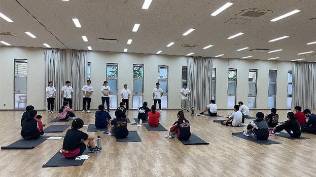 アスレティックトレーナーの話を聞く様子