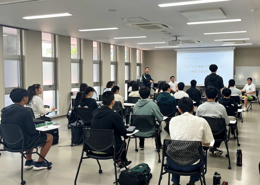 修了生に質問している様子